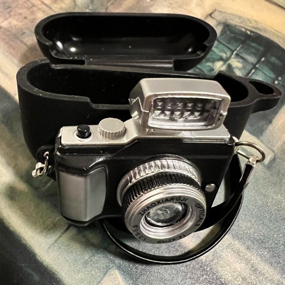 Fun AirPod pro case - Picture 4 of 7